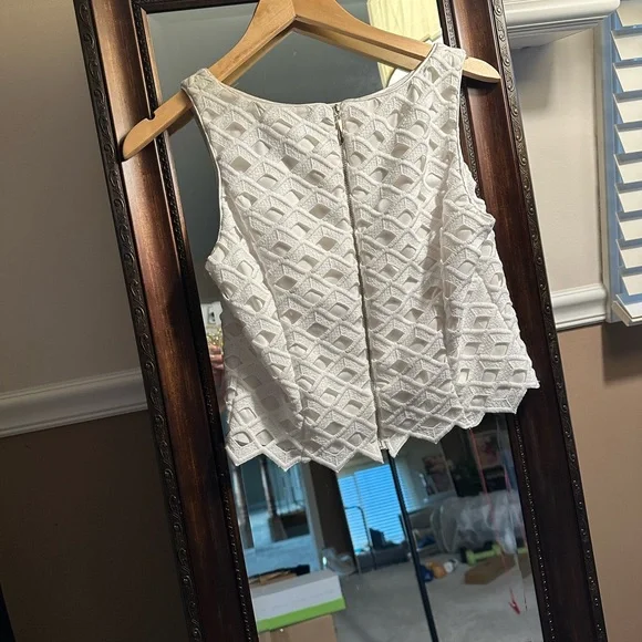 Elegant White Sleeveless Top - Picture 4 of 6